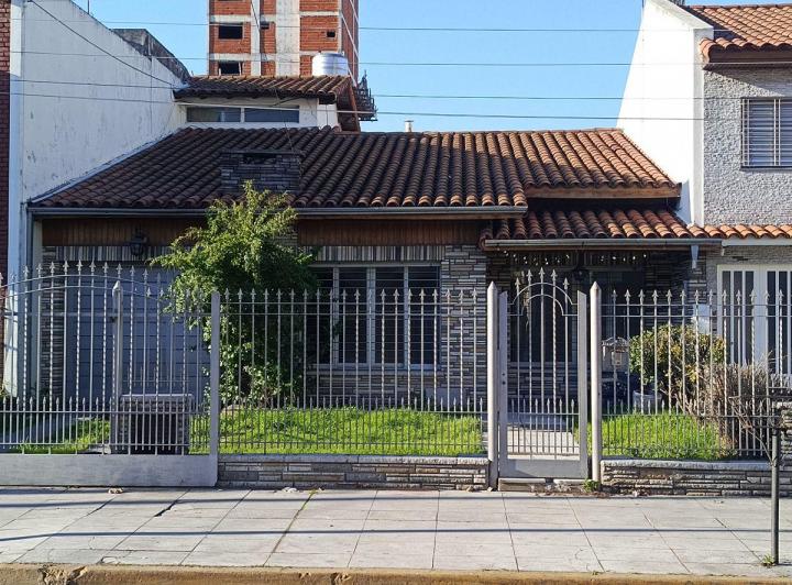 Casa · 15m² · 8 Ambientes · 1 Cochera