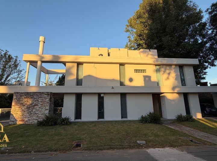 Casa · 220m² · 5 Ambientes · 5 Cocheras