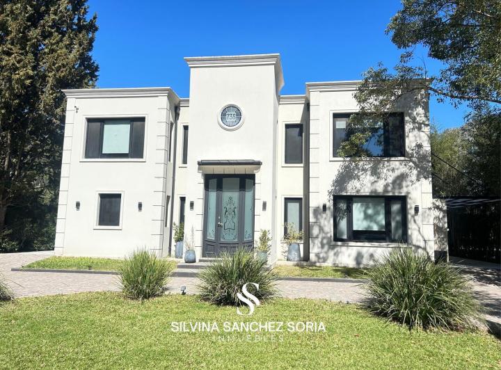Casa · 280m² · 8 Ambientes · 3 Cocheras
