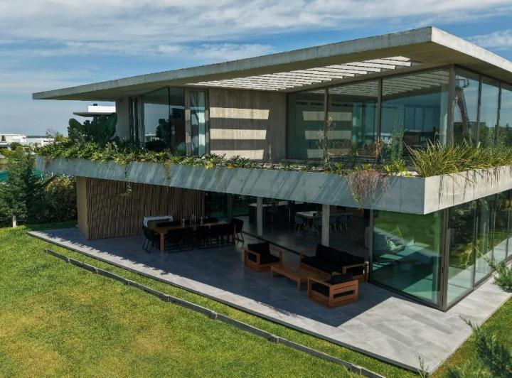 Casa · 340m² · 6 Ambientes · 2 Cocheras