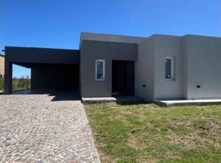 Casa · 230m² · 5 Ambientes · 2 Cocheras