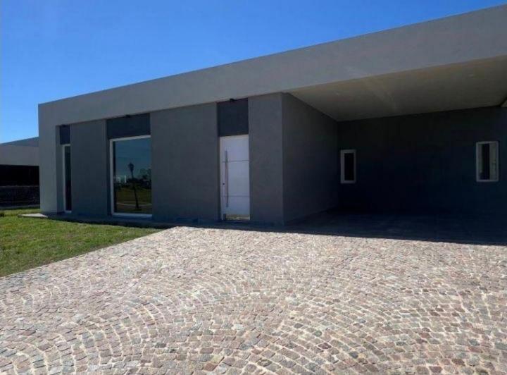 Casa · 198m² · 5 Ambientes · 2 Cocheras