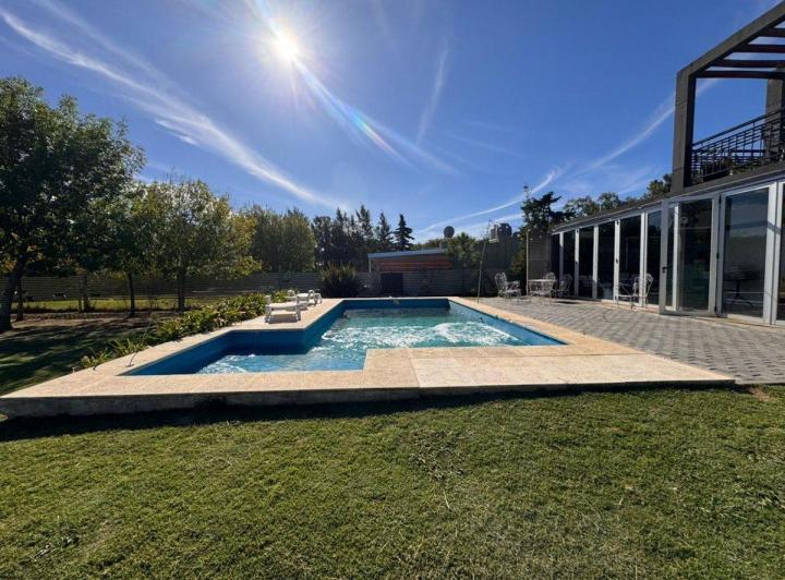 Casa · 180m² · 4 Ambientes · 3 Cocheras