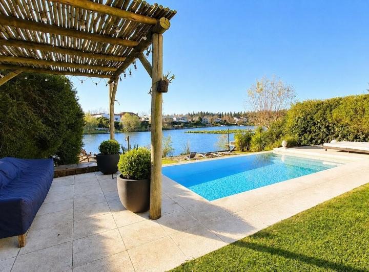 Casa · 343m² · 5 Ambientes · 2 Cocheras