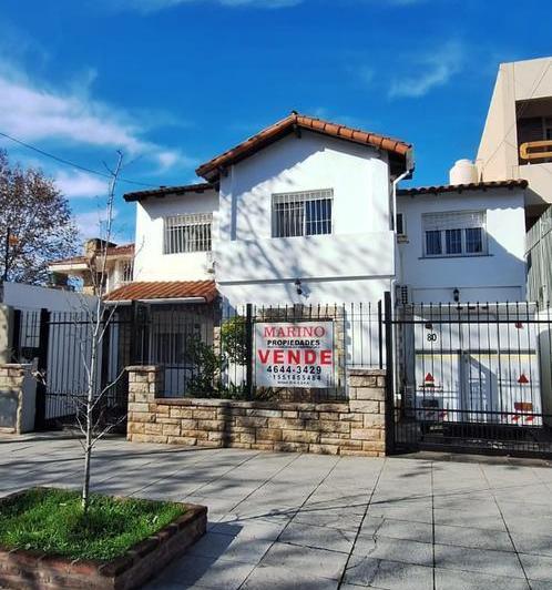 Casa · 235m² · 7 Ambientes · 2 Cocheras