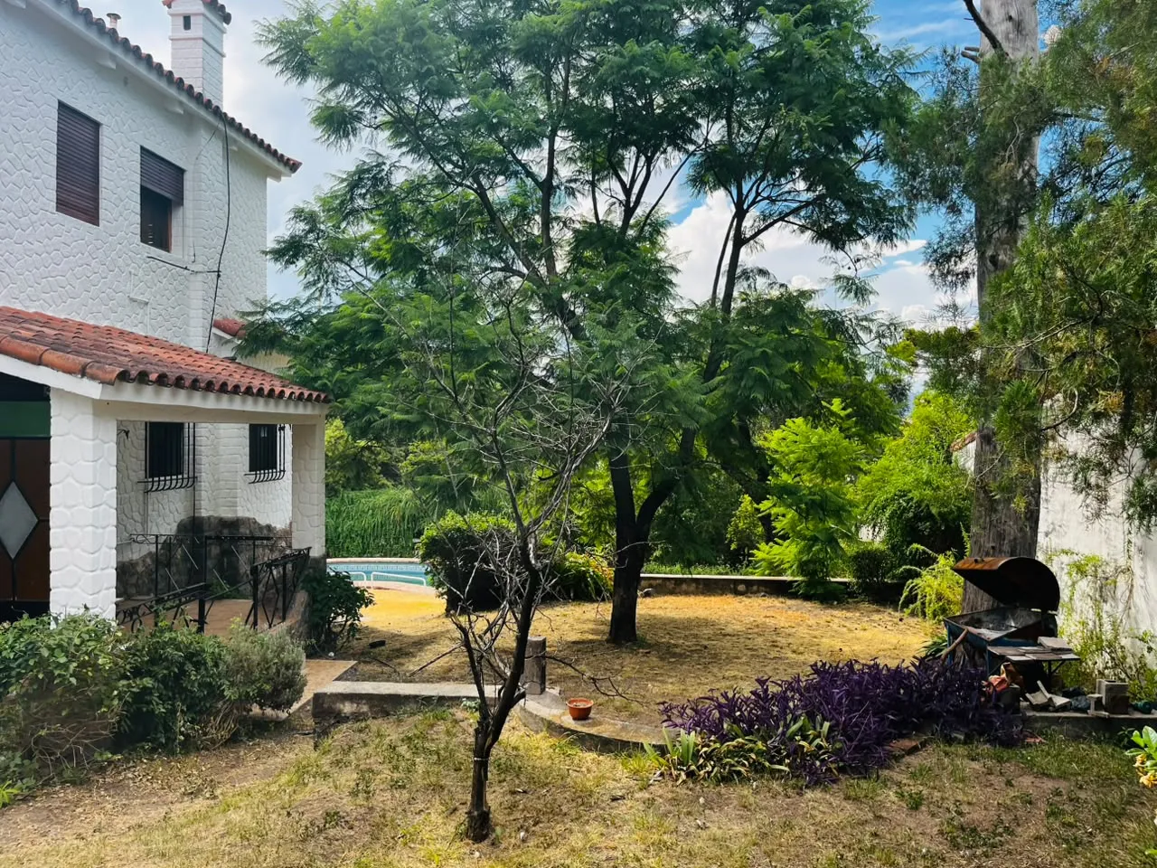 SE VENDE! Espectacular Casa en Villa Allende con Cancha de Tenis y Piscina a metros de Av. Goicoechea.