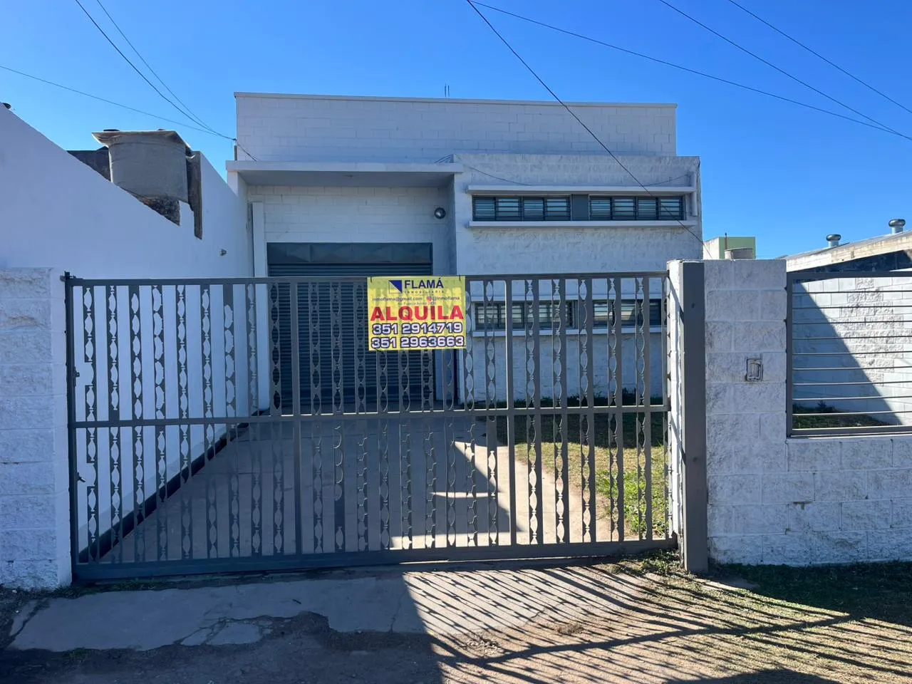 VILLA ADELA - GALPON c/ baño, oficina, porton levadizo . 327 MTS