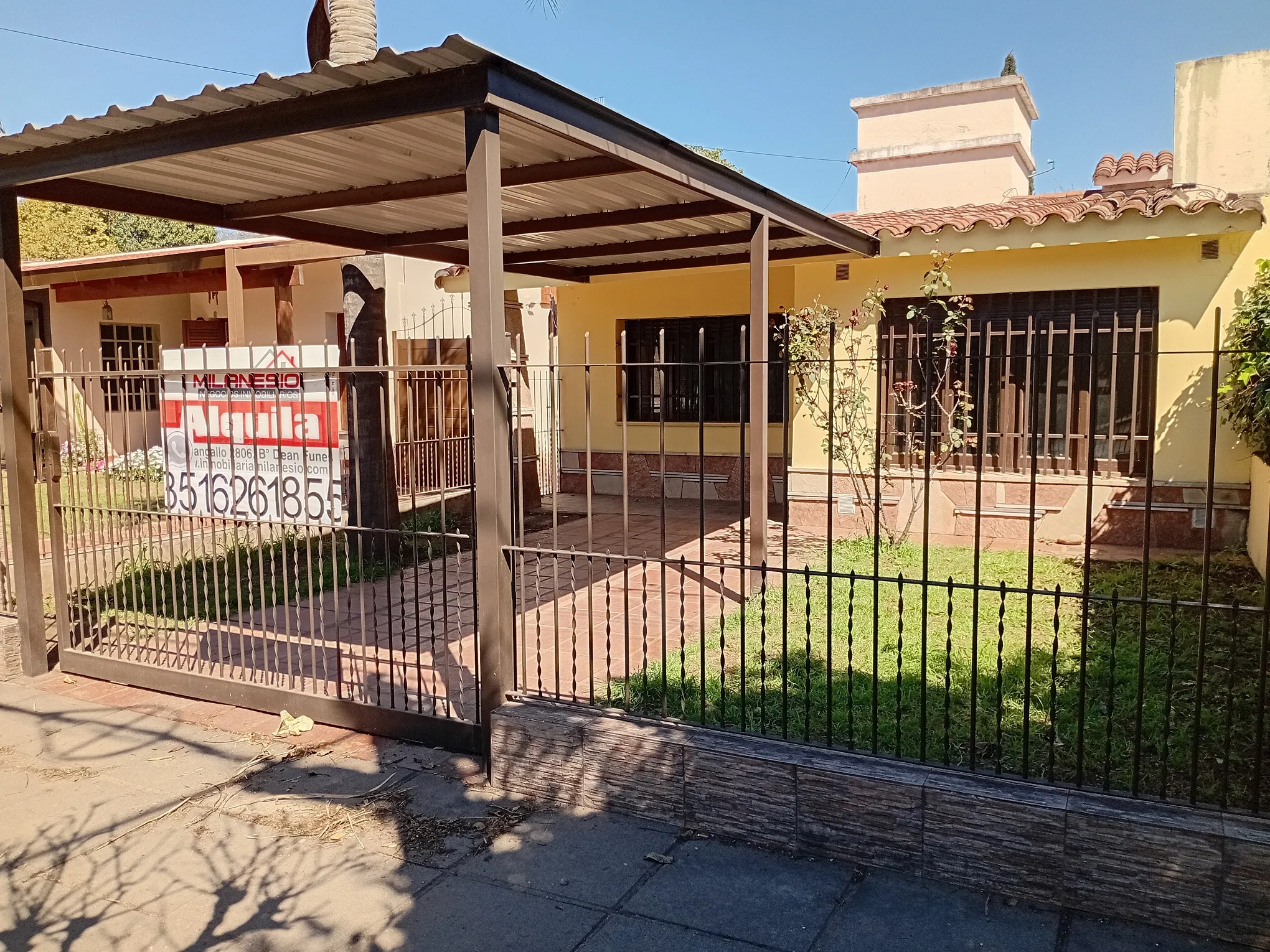 ALQUILO CASA-Bº MARQUES SOBREMONTE-SUAREZ MEJÍA 426-2 DORMITORIOS LIVING COC/COMEDOR PATIO COCHERA $750.000 + IMPUESTOS
