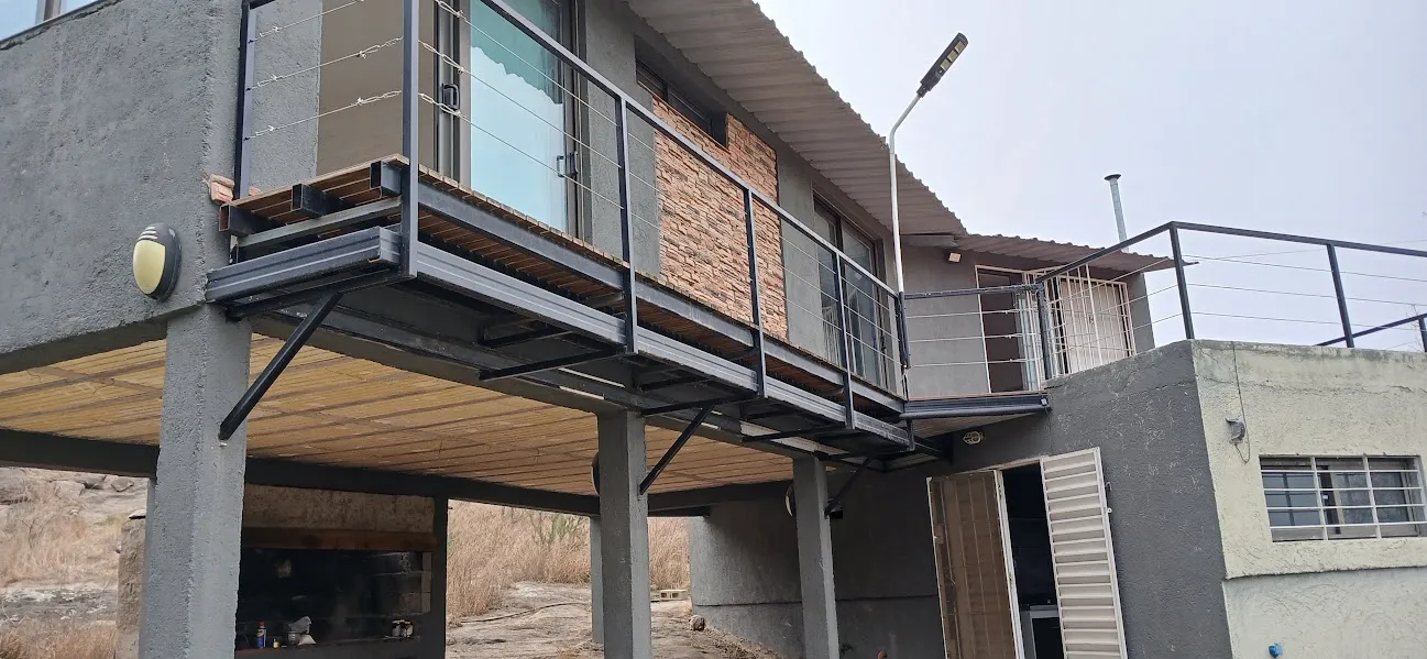 VENTA de CASA mas CASA ALPINA mas PILETA - ESTANCIA VIEJA - AL LADO de VILLA CARLOS PAZ - CBA. -