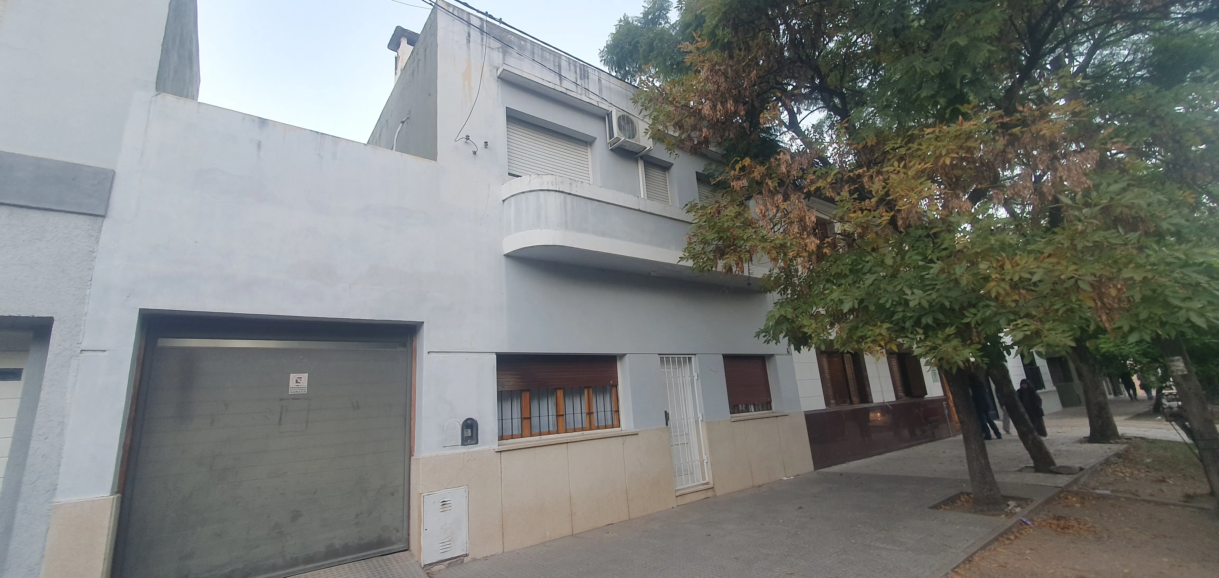 VENDO. CORDOBA. B° JUNIORS. LA PLATA AL 340. CASA 4 DORM. PATIO. COCHERA. ESCRITURA. PLANOS 210 M2 TOTALES.
