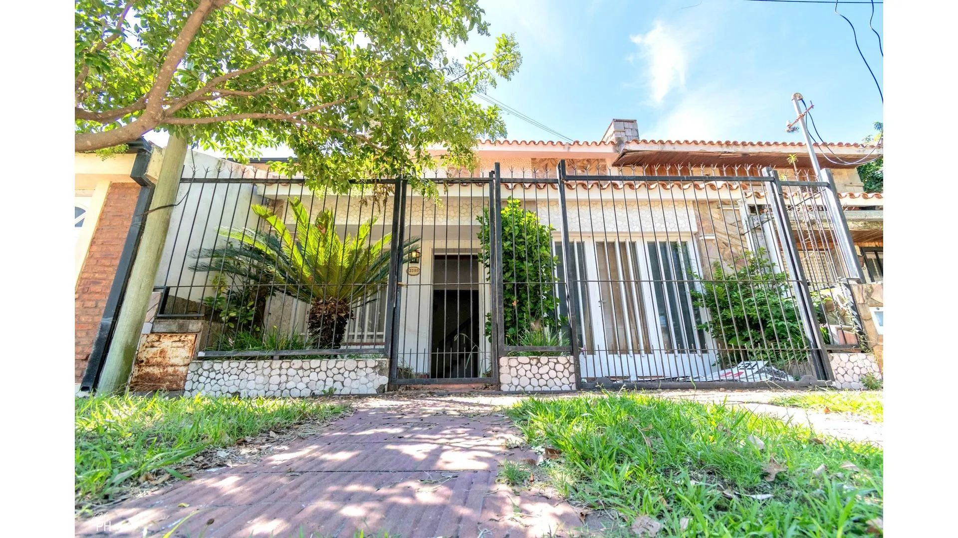 CASA DE 4 DORMITORIOS Y COCHERA EN BARRIO LA FLORIDA