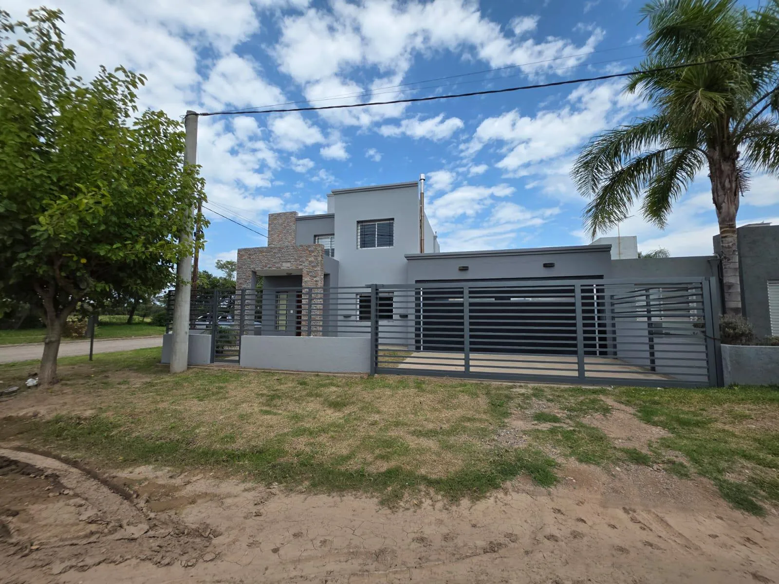 CASA ESQUINA DE DOS PLANTAS CON PILETA EN TIROLESA