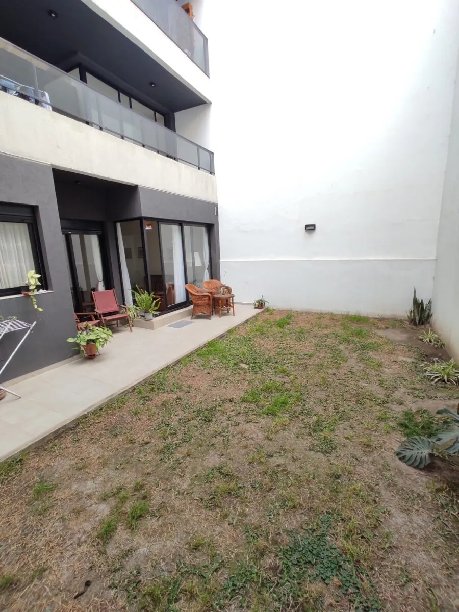 Hermoso departamento de categoria con patio propio