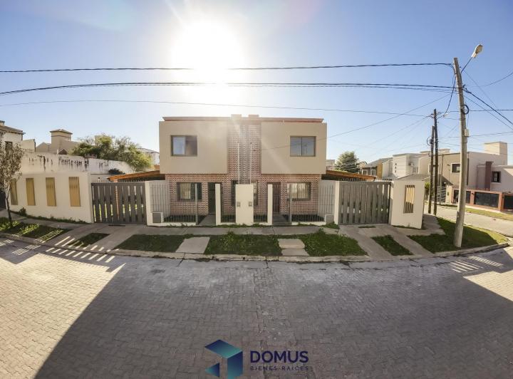 Casa · 111m² · 2 Dormitorios · 1 Cochera