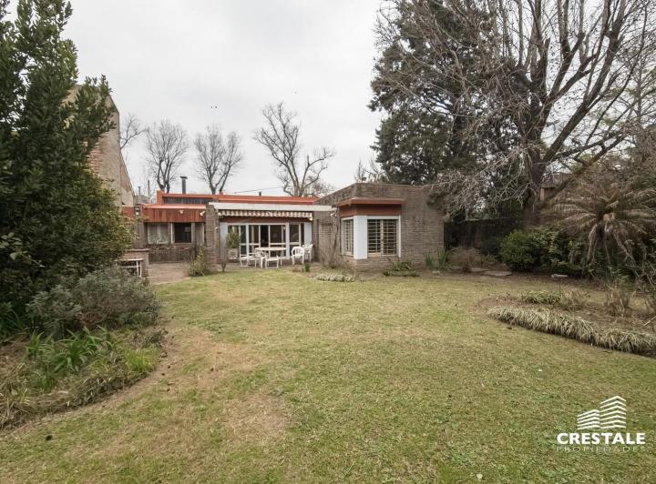 Casa · 225m² · 8 Ambientes · 1 Cochera