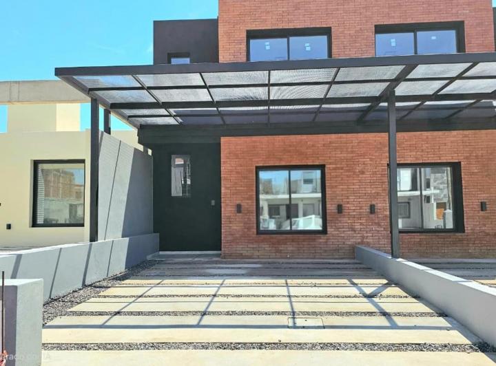 Casa · 145m² · 3 Ambientes · 2 Cocheras
