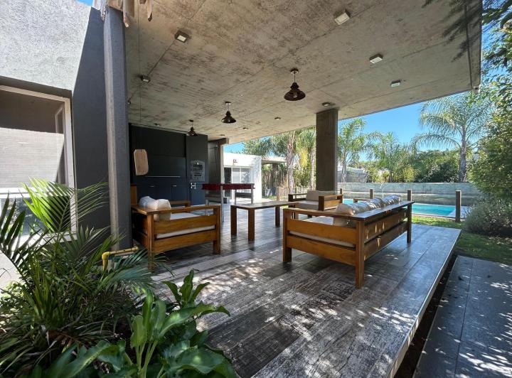 Casa · 270m² · 5 Ambientes · 2 Cocheras