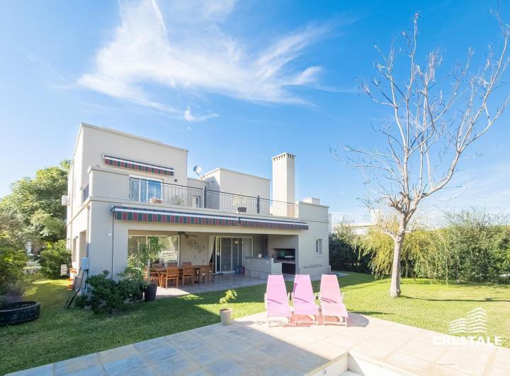 Casa · 252m² · 6 Ambientes · 2 Cocheras