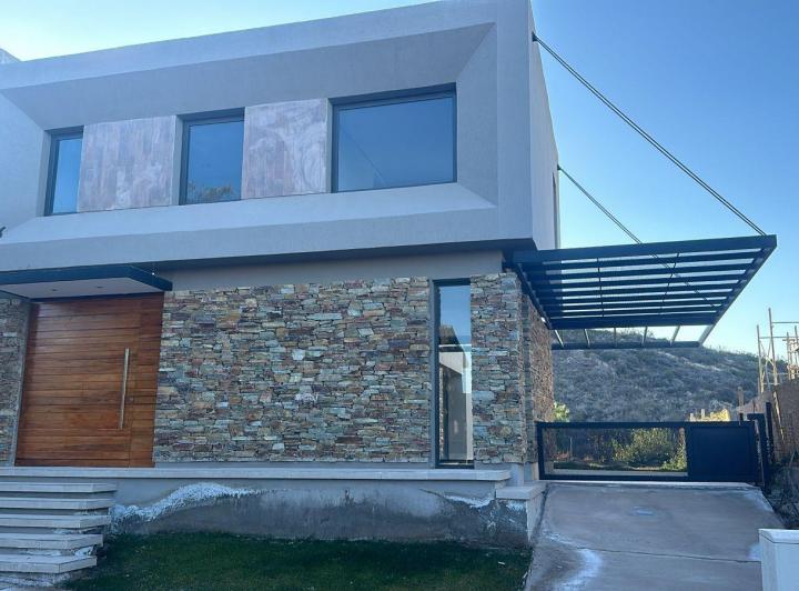 Casa · 259m² · 4 Ambientes · 2 Cocheras