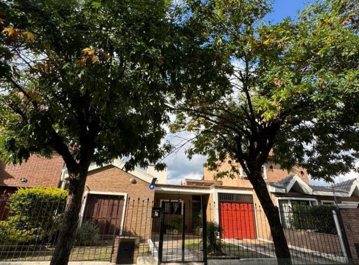 Casa · 185m² · 3 Dormitorios · 3 Cocheras