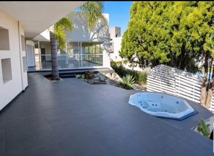 Casa · 380m² · 6 Ambientes · 4 Cocheras