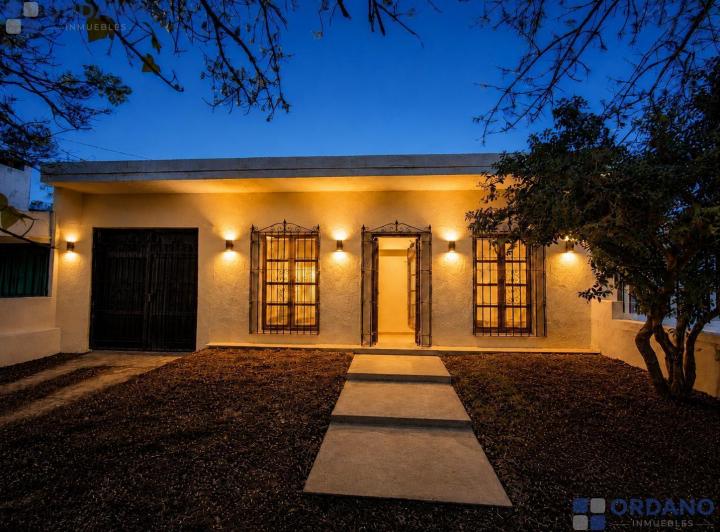 Casa · 210m² · 10 Ambientes · 3 Cocheras