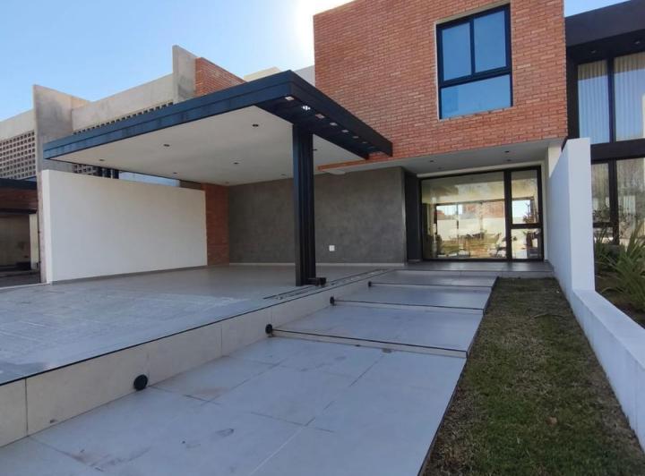 Casa · 220m² · 8 Ambientes · 2 Cocheras