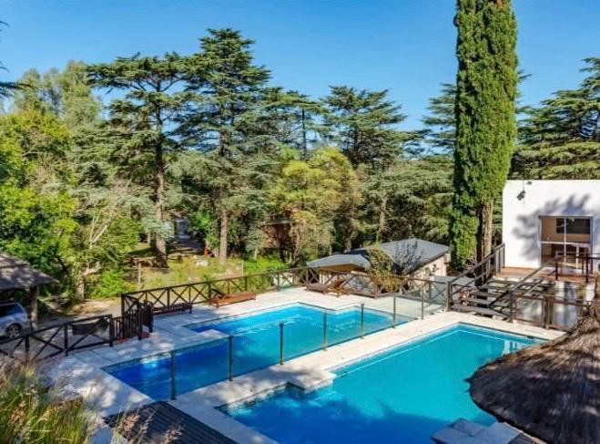 Casa · 825m² · 20 Ambientes · 10 Cocheras