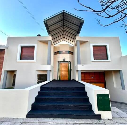 Casa · 257m² · 6 Ambientes · 2 Cocheras