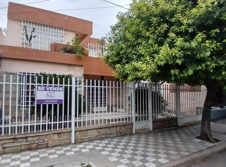 Casa · 212m² · 14 Ambientes · 1 Cochera