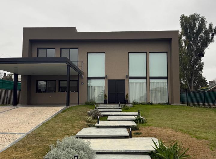 Casa · 300m² · 5 Ambientes · 2 Cocheras