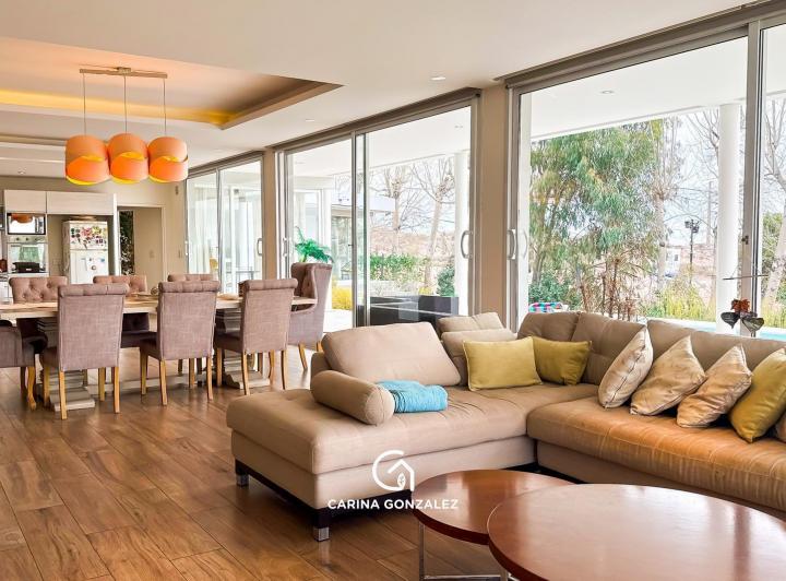 Casa · 1200m² · 5 Ambientes · 2 Cocheras