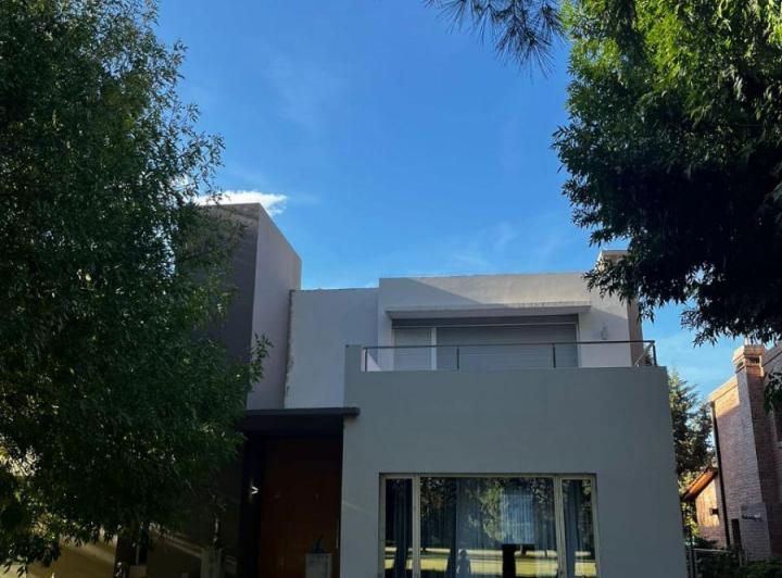 Casa · 560m² · 8 Ambientes · 4 Cocheras