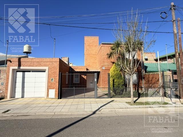Casa · 197m² · 6 Ambientes · 3 Cocheras