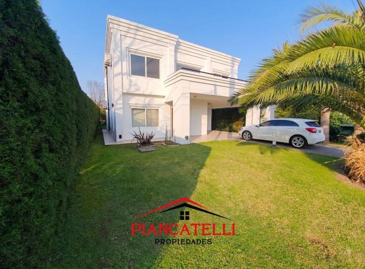 Casa · 237m² · 4 Dormitorios · 3 Cocheras
