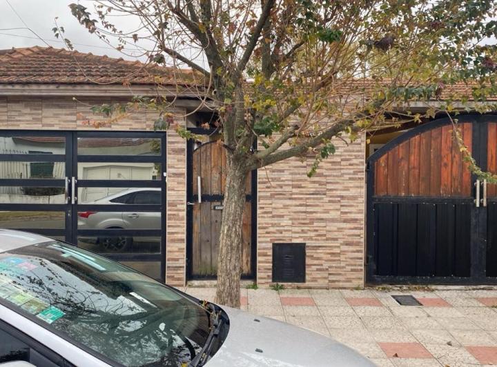 Casa · 200m² · 8 Ambientes · 2 Cocheras