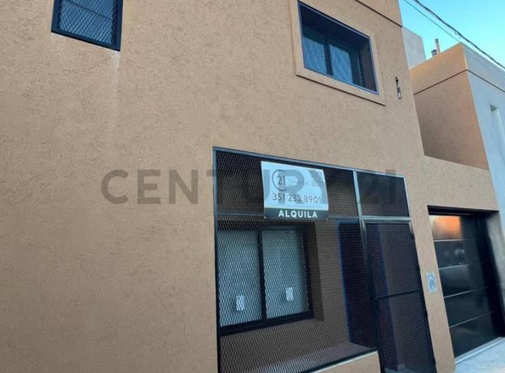 Casa · 80m² · 4 Ambientes · 2 Cocheras