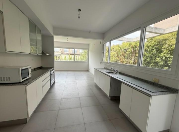 Casa · 270m² · 5 Ambientes · 6 Cocheras