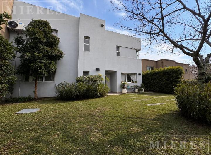 Casa · 180m² · 5 Ambientes · 2 Cocheras