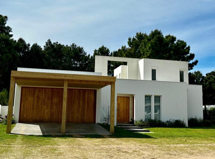Casa · 250m² · 4 Dormitorios · 2 Cocheras