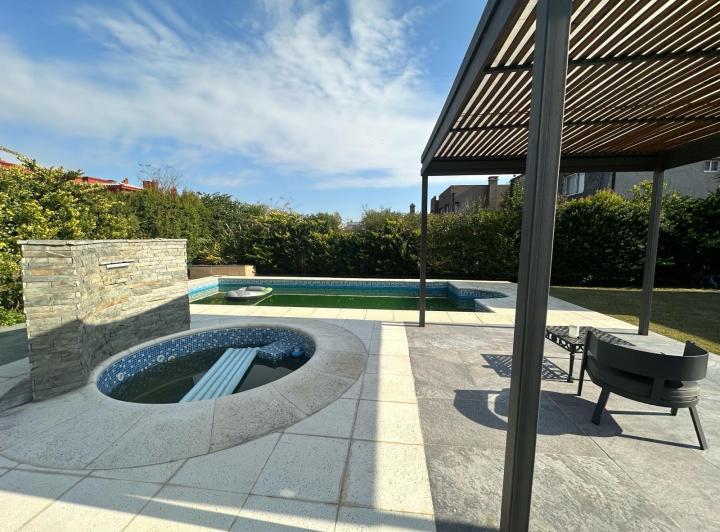 Casa · 205m² · 6 Ambientes · 3 Cocheras