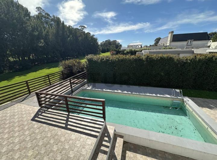 Casa · 342m² · 4 Ambientes · 1 Cochera