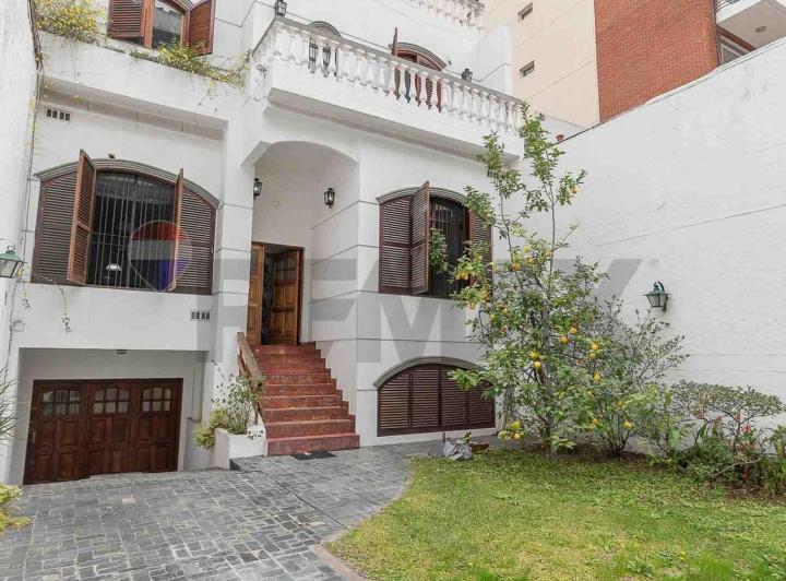 Casa · 300m² · 8 Ambientes · 2 Cocheras