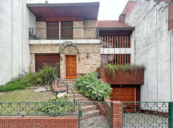 Casa · 216m² · 5 Ambientes · 2 Cocheras