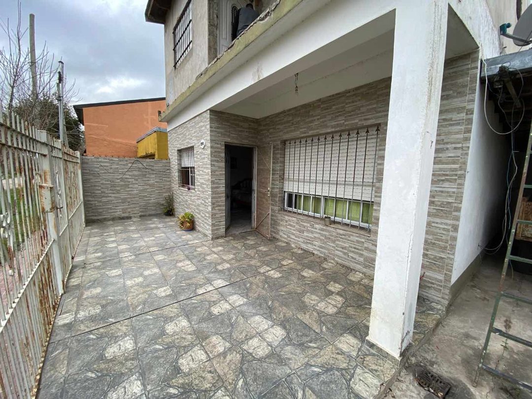 CASA EN VENTA MELCHOR ROMERO 2 DORMITORIOS