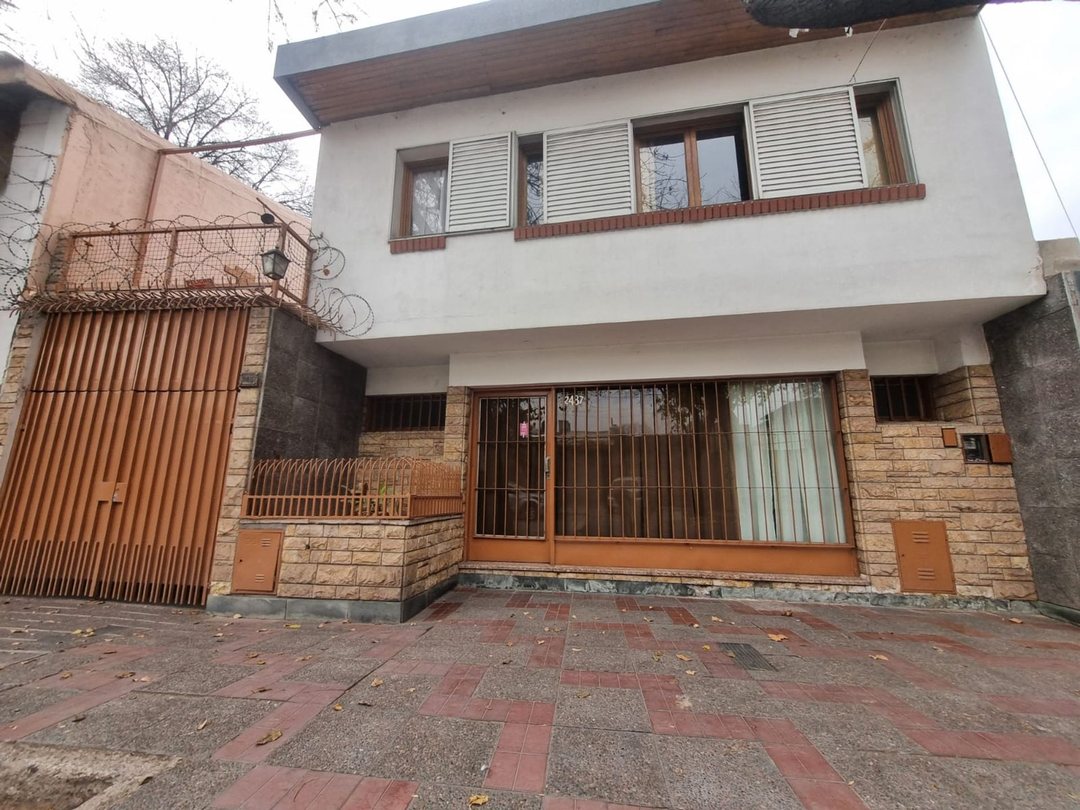 OPORTUNIDAD VENTA CASA DOBLE  4TA SECCION