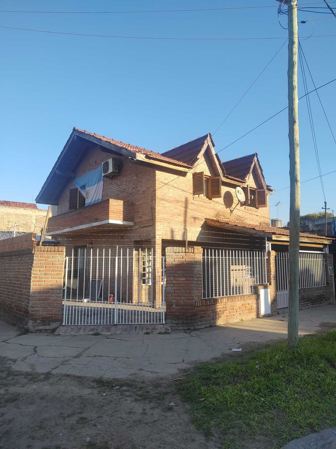 CASA 4 AMBIENTES DOS PLANTAS + DPTO 2 AMBIENTES