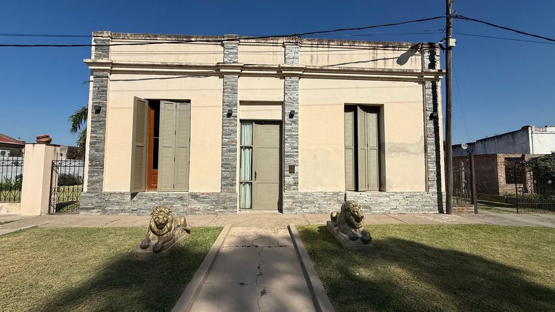 SE VENDE CASA CON QUINCHO Y PILETA EN LARRECHEA