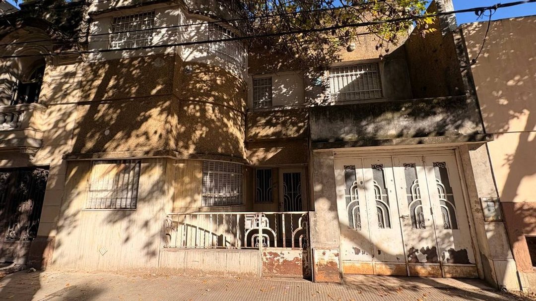 CASA EN VENTA 4 DORMITORIOS COCHERA ABASTO CREDITO