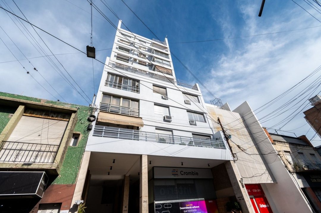 Amplio departamento 2 dormitorios con cochera